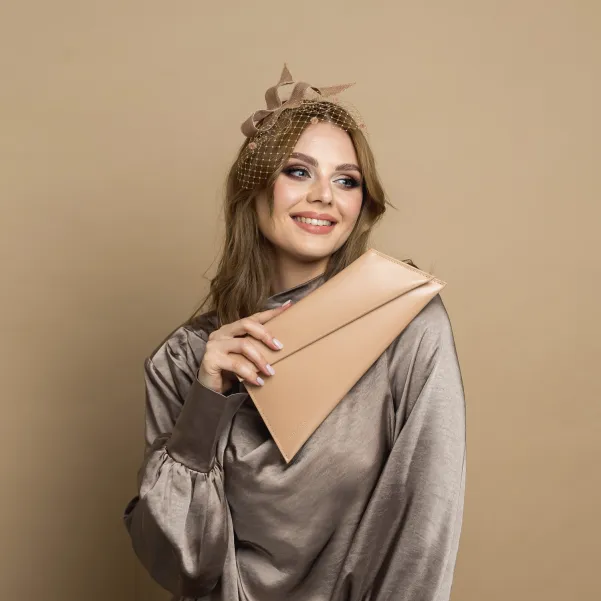 Subtelna ozdoba do włosów nude z woalką.