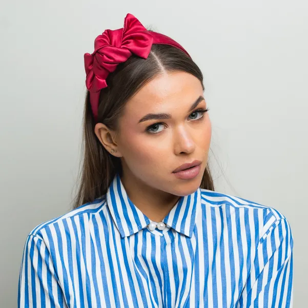 Soczysta różowa jedwabista opaska z ozdobą.