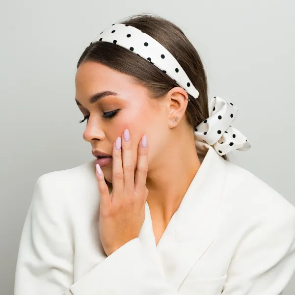 Gładka klasyczna kremowa opaska w czarne kropki.