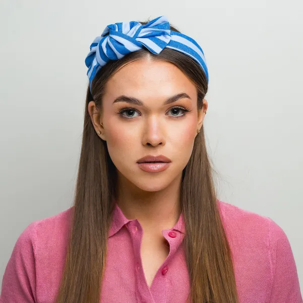 Ozdobna opaska w paseczki kobaltowo-błękitne.