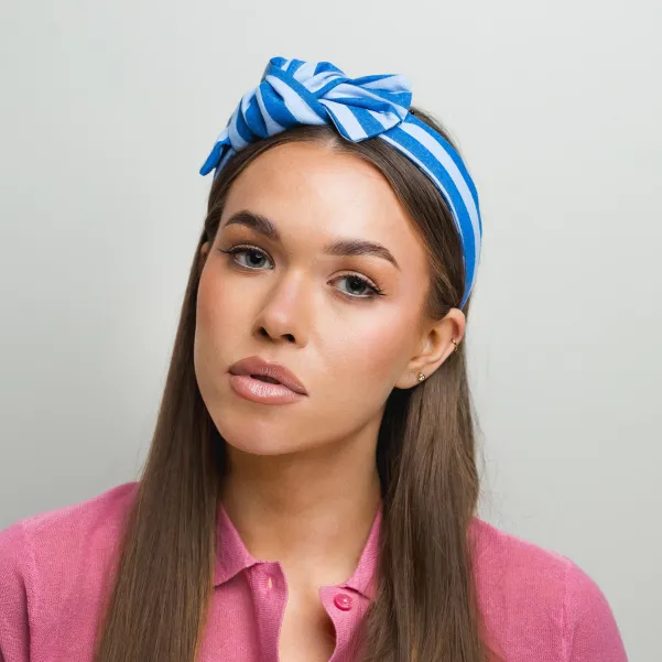 Ozdobna opaska w paseczki kobaltowo-błękitne.