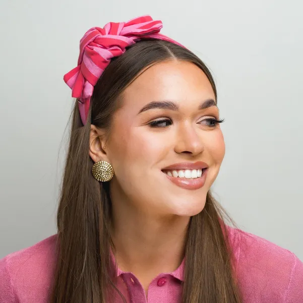 Kobieca opaska z kokardą w różowe paseczki.