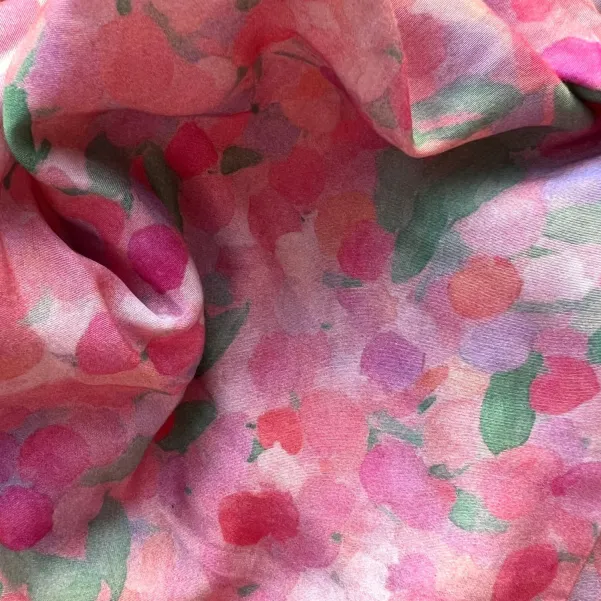 Ozdobna opaska w różowe kwiaty szyta w Polsce.