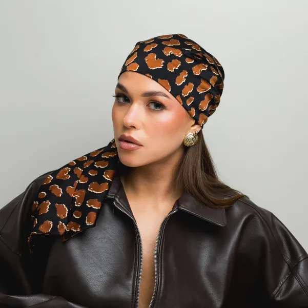 Modna chusta z wiązaniem w cętki.