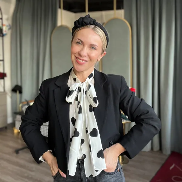 Opaska do włosów z minimalistyczną ozdobą czarna.