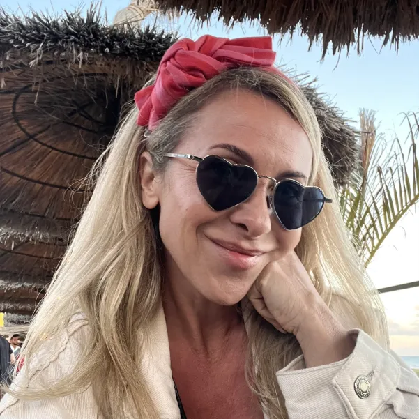 Kobieca opaska z kokardą w różowe paseczki.