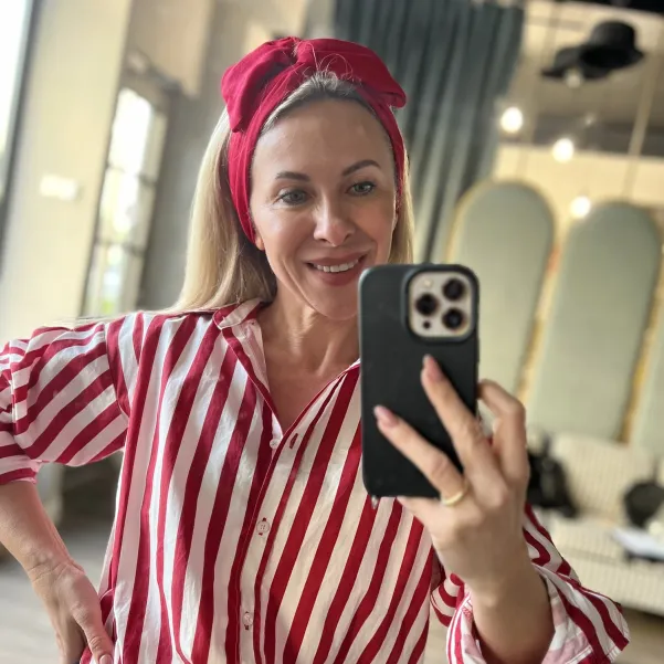 Czerwona opaska do włosów twistband.