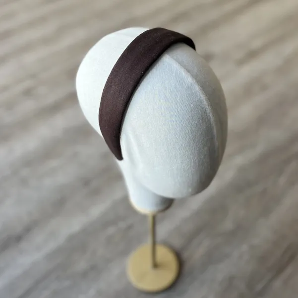 Czekoladowa minimalistyczna opaska lniana.