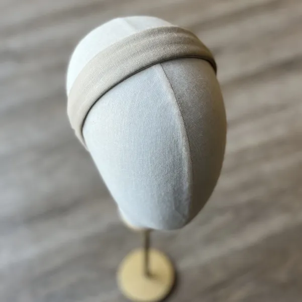 Minimalistyczna beżowa opaska z lnu.