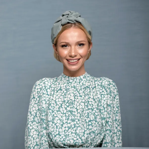 Stylowa opaska na głowę w oryginalnym szaro-miętowym kolorze.