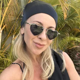 Czarna jedwabna chusta na głowę z wiązaniem.