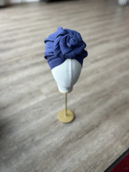 Przewiewny turban kobaltowy z różą.