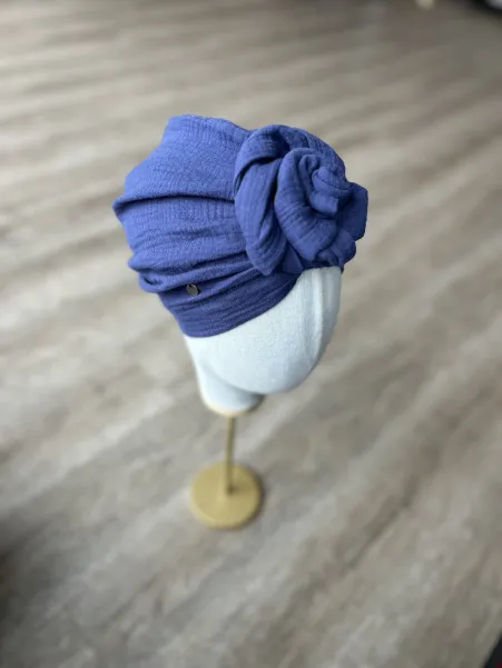 Przewiewny turban kobaltowy z różą.