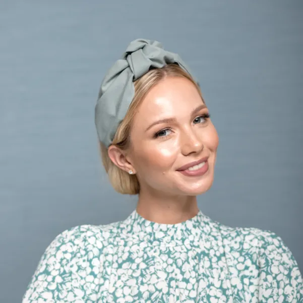 Stylowa opaska na głowę w oryginalnym szaro-miętowym kolorze.