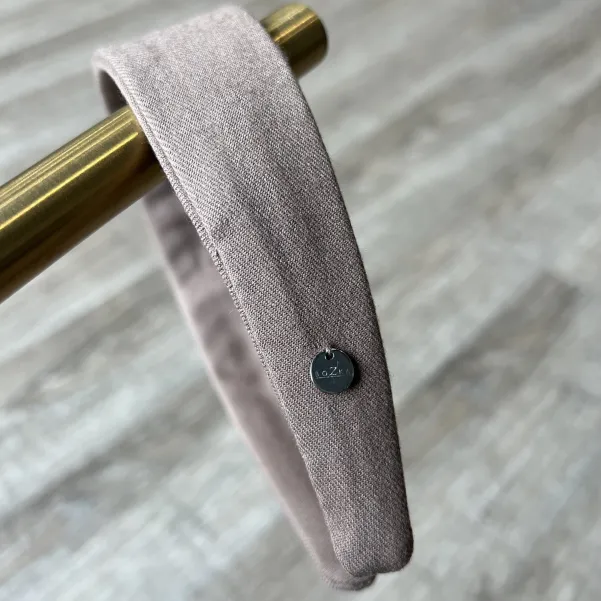 Minimalistyczna beżowa opaska.