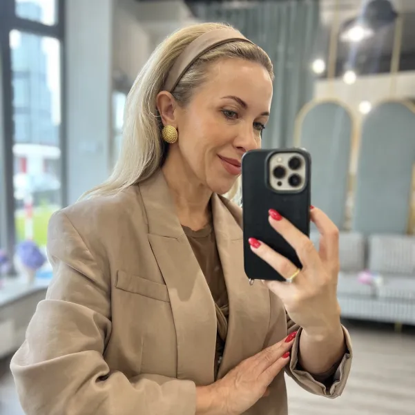 Minimalistyczna beżowa opaska.