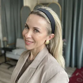 Gładka czarna opaska z satyny.