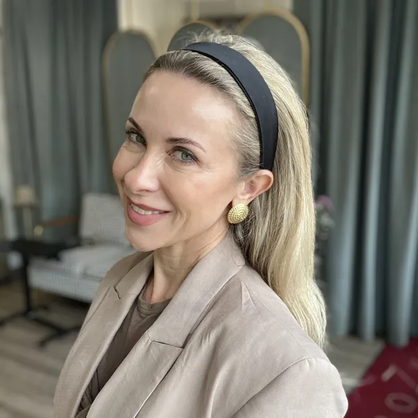 Gładka czarna opaska z satyny.