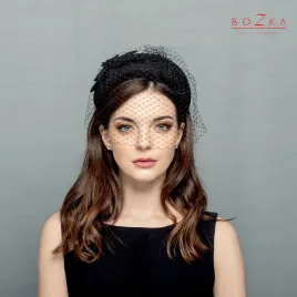 Czarna woalka z nietypową opaską.