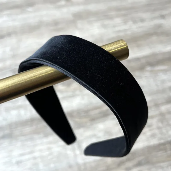 Gładka czarna opaska z satyny.