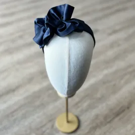 Granatowa satynowa opaska z ozdobą.