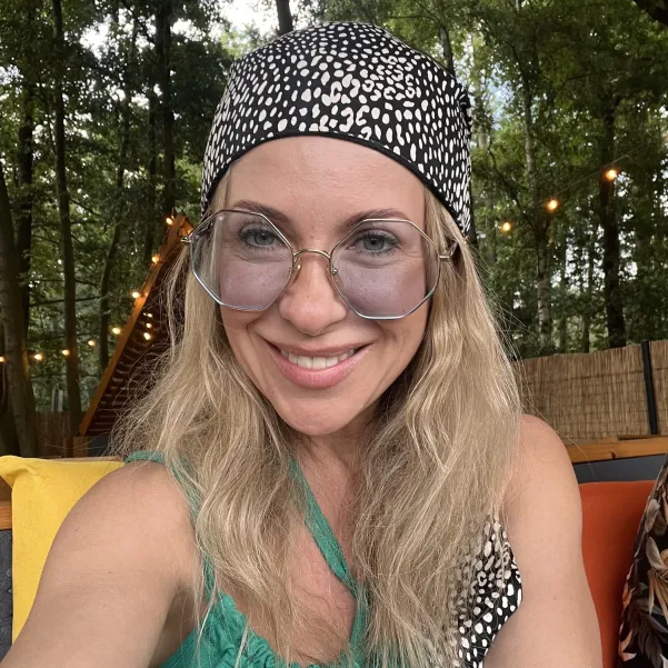 Wiskozowa chusta na głowę czarno biała panterka.