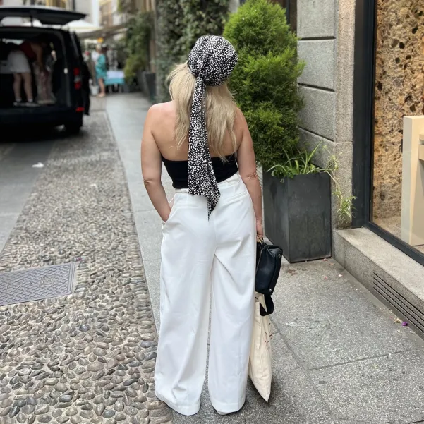 Wiskozowa chusta na głowę czarno biała panterka.