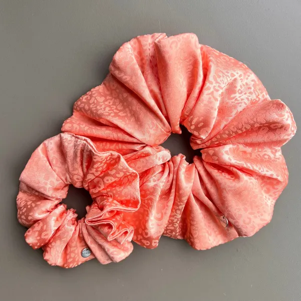 Duża jedwabista gumka do włosów brzoskwiniowa.