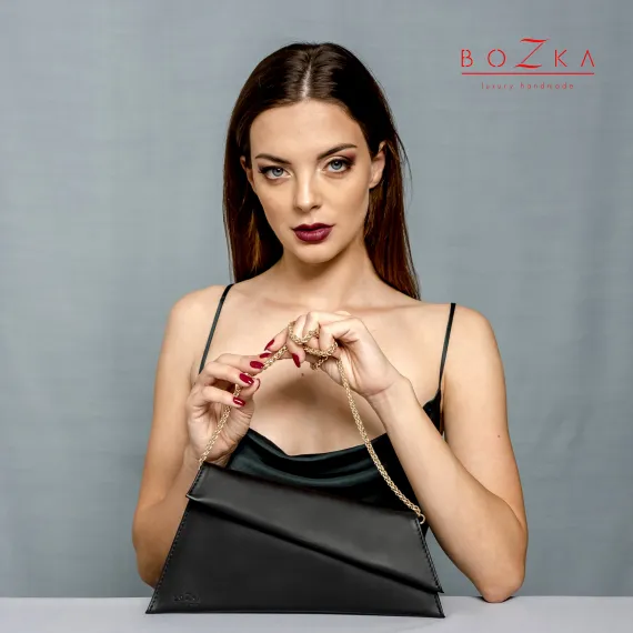 Czarna kopertówka skórzana.