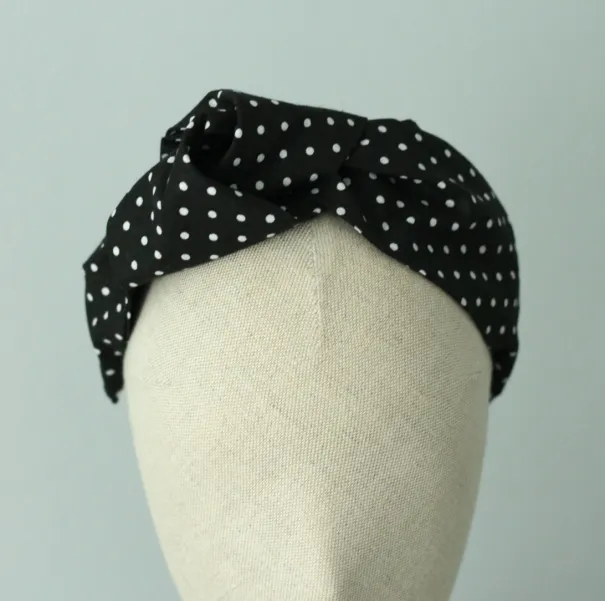 Opaska handmade czarna w białe kropki.