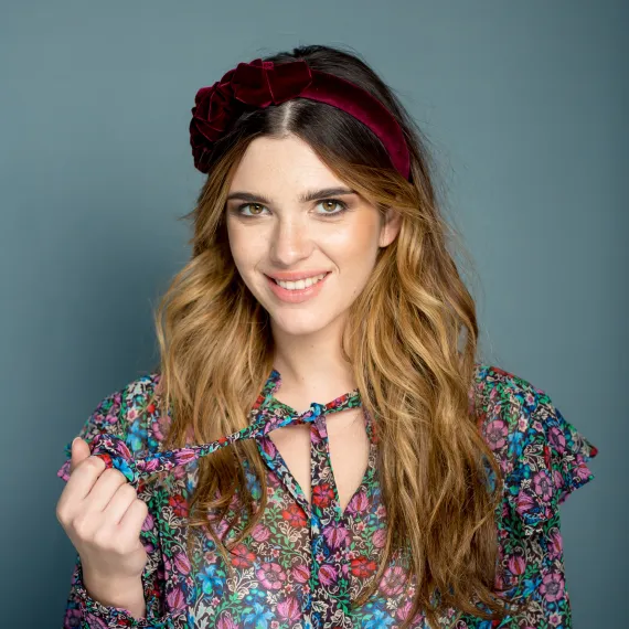 Burgudowa ozdobna opaska damska z aksamitu.