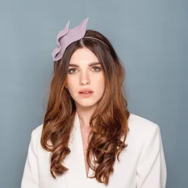 Nowoczesny stroik do włosów na wesele lila róż.