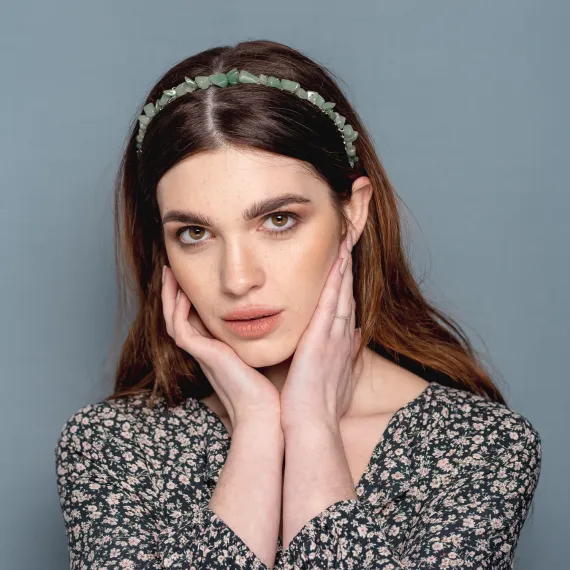 Delikatna opaska do włosów z kamieni naturalnych zielona.