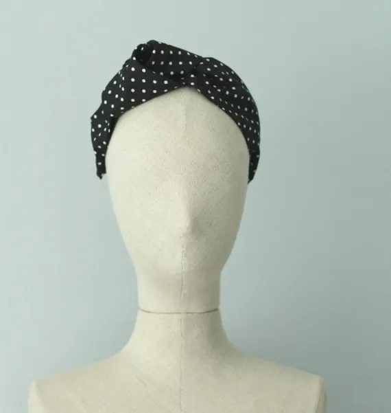 Opaska handmade czarna w białe kropki.