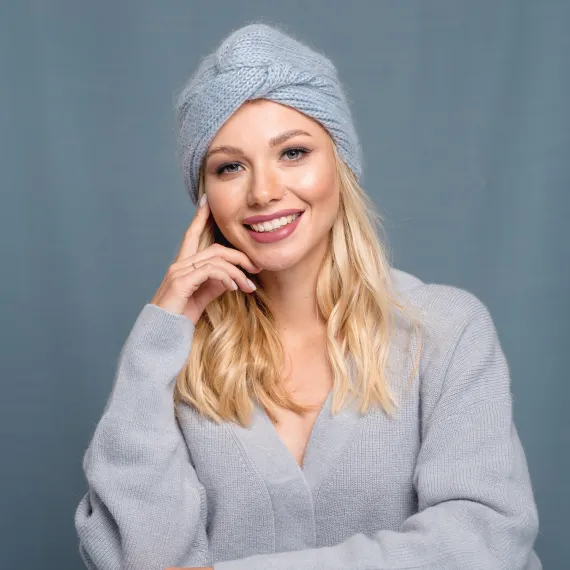 Stylowy turban na zimę błękitny.