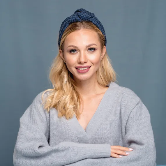 Granatowa opaska do włosów na jesień pepitka.