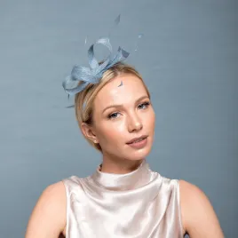 Subtelna niebieska ozdoba na głowę z piórkami.