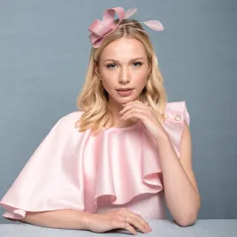 Ozdobna opaska do włosów na wesele różowa z piórkami.