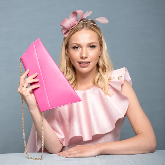 Ozdobna opaska do włosów na wesele różowa z piórkami.