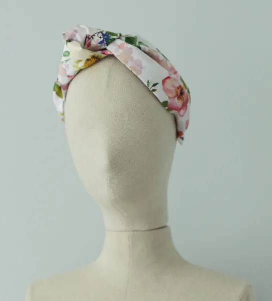 Kwiecista opaska na co dzień z supłem.