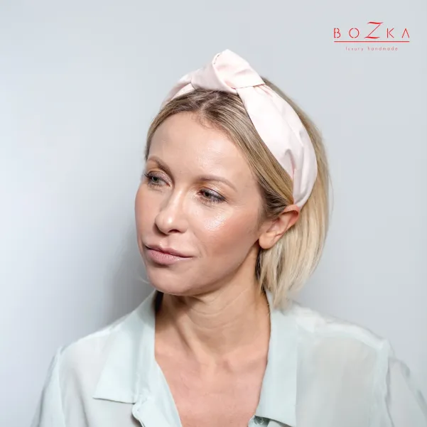 Modna opaska na głowę z wiązaniem pudrowy morelowy róż.