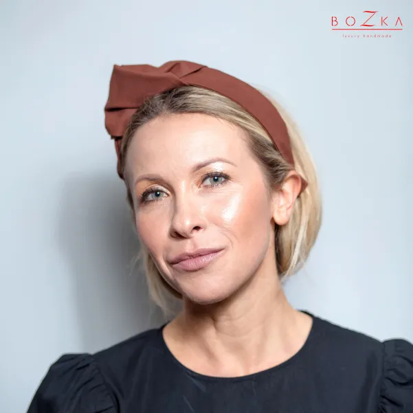Piękna opaska na głowę z supełkiem  w brązowym czekoladowym kolorze.