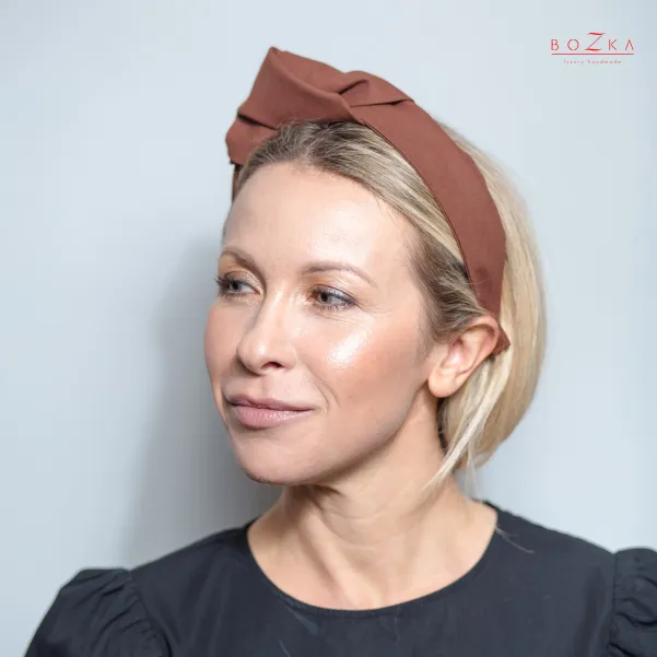 Piękna opaska na głowę z supełkiem  w brązowym czekoladowym kolorze.