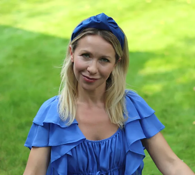 Opaska do włosów z wiązaniem chabrowa.