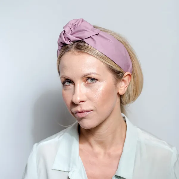 Modna opaska z węzłem brudny róż.