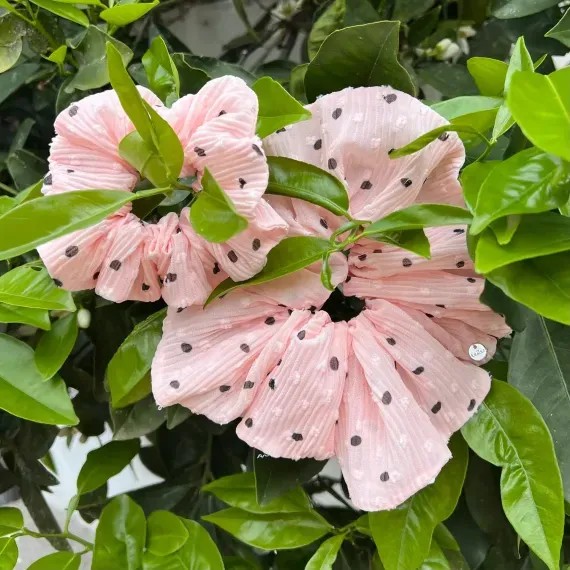 Mała plisowana gumka do włosów różowa.