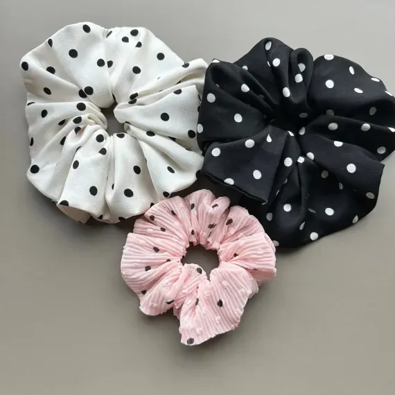 Mała plisowana gumka do włosów różowa.