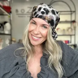 Boho chusta wiązana z artystycznym printem.