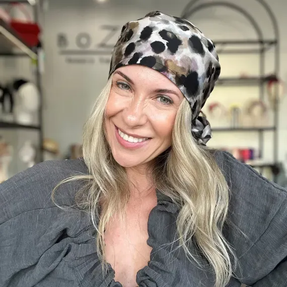 Boho chusta wiązana z artystycznym printem.