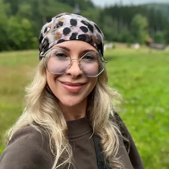 Boho chusta wiązana z artystycznym printem.